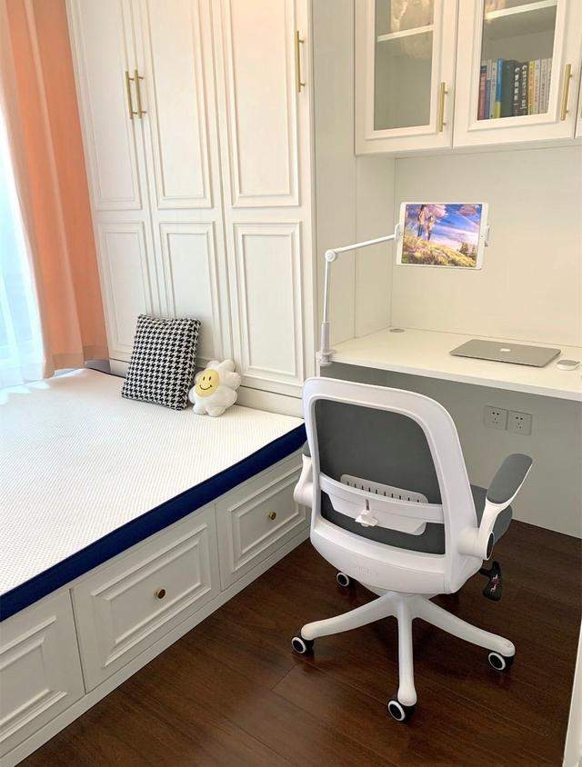 小卧室家具布置技巧:节省空间不压抑(图3) 小卧室,如何做家具布置设计