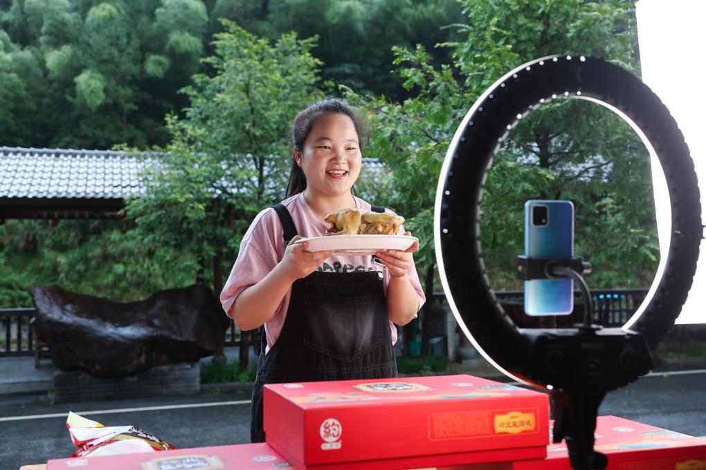 就业重磅文件!中央层面首次出台“二十四条”(图7) 2024年9月19日,浙江省诸暨市岭北镇一位主播在直播销售岭北盐焗鸡。 新华社记者 徐昱 摄