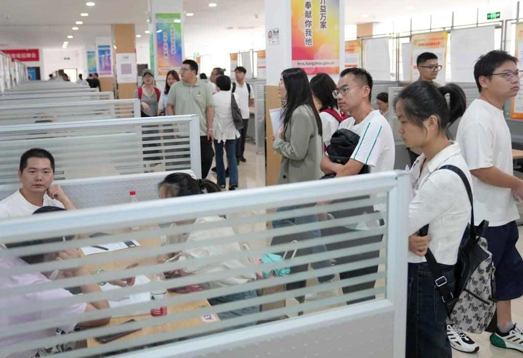 就业重磅文件!中央层面首次出台“二十四条”(图6) 2024年9月25日,“金秋送岗 职等你来”杭州市新制造专场招聘会举行。 新华社记者 韩传号 摄